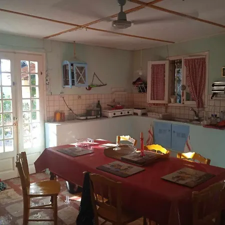 Semesterbostad Alikis Old 1875 House Varres Bohali